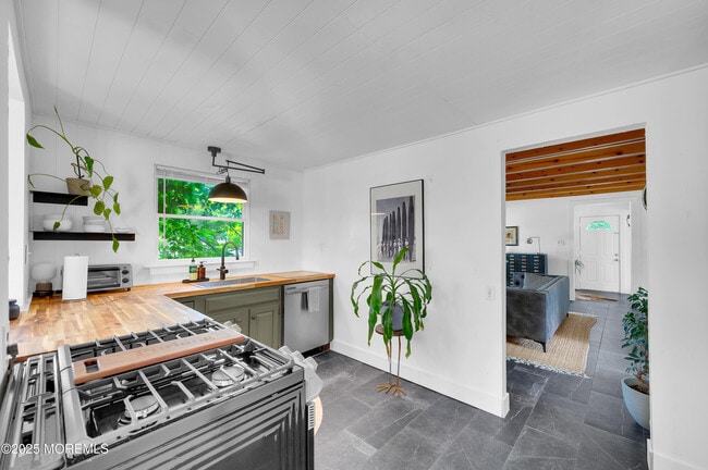 Building Photo - 638 Parkside Ave