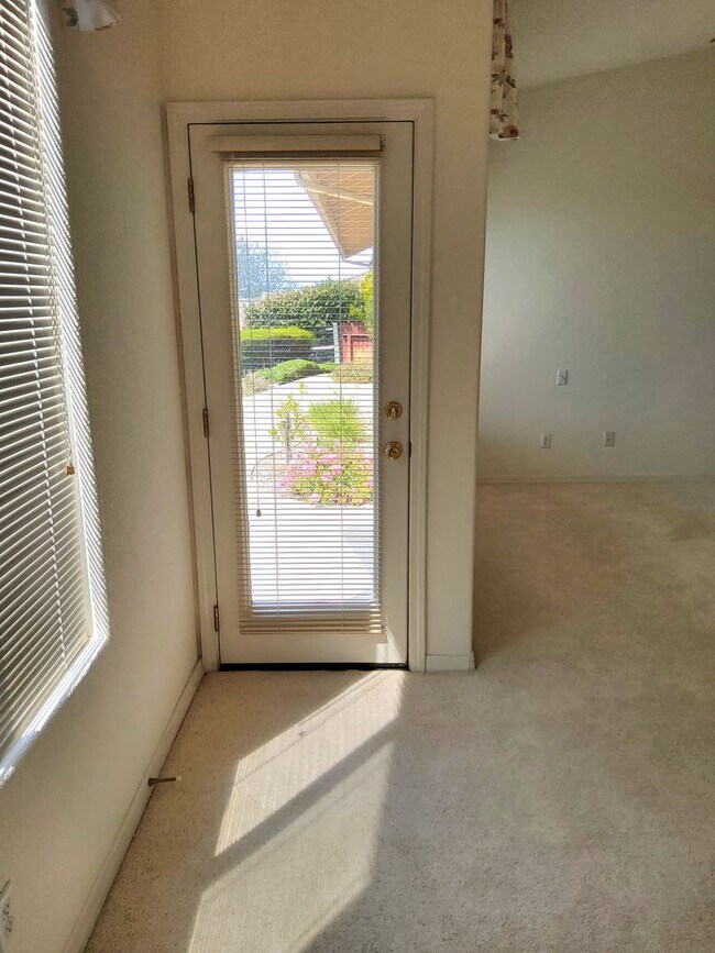 Building Photo - Beautiful house in great neighborhood with...