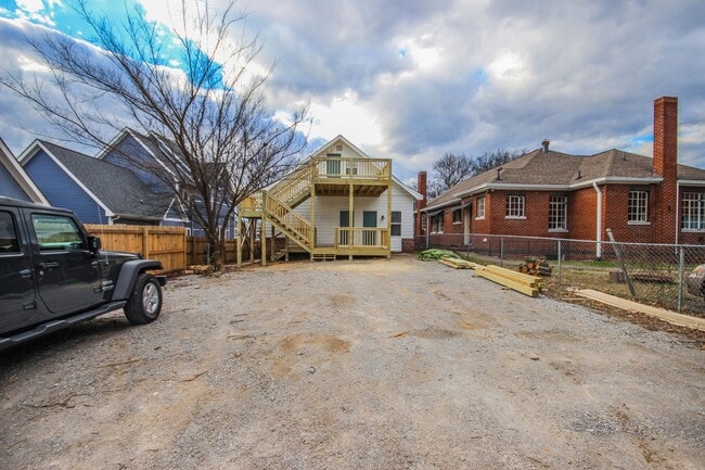 Building Photo - 2 Bedroom in the Heart of Highland Park! Parking included!