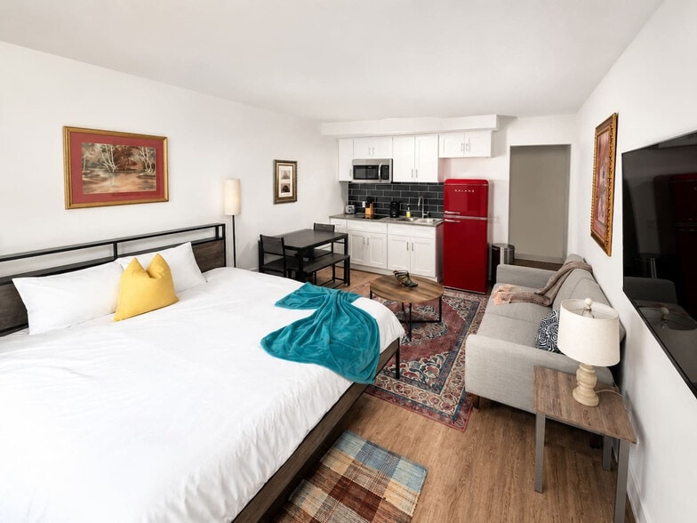 Building Photo - 824 Camino La Costa