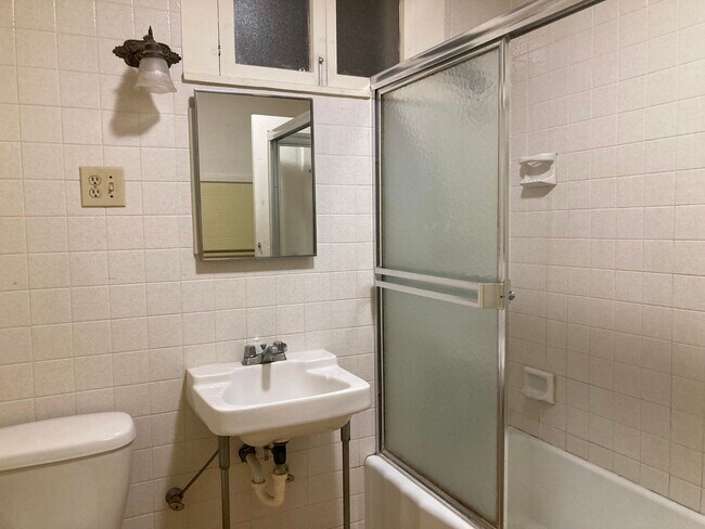 Building Photo - 803 Rockledge Dr