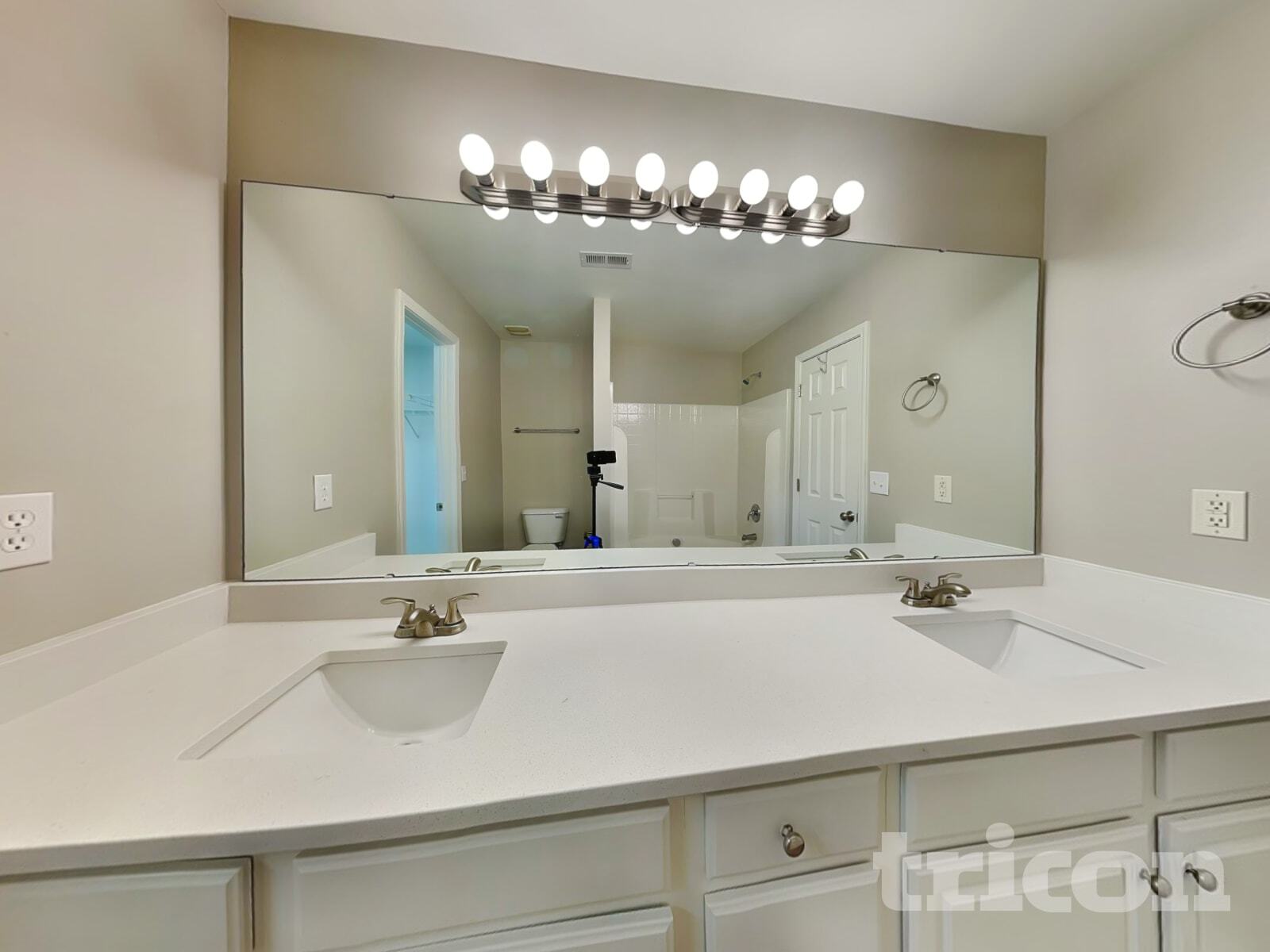 Building Photo - 9514 Parkridge Dr