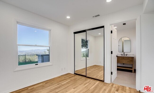 Building Photo - 15851 Mulholland Pl