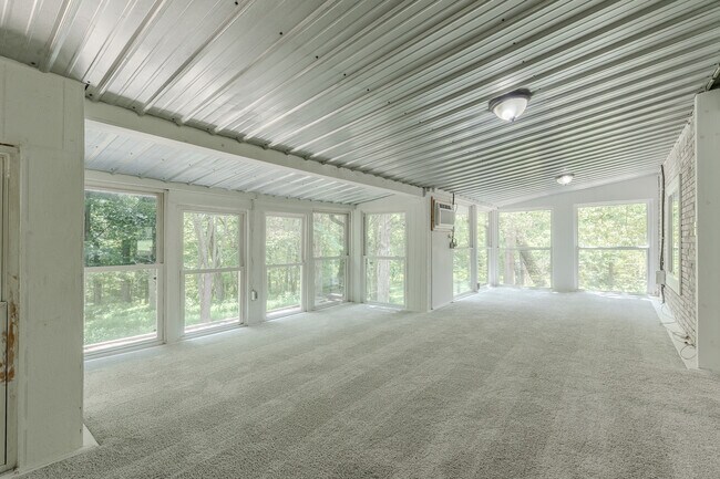 Building Photo - 343 Meadowview Dr