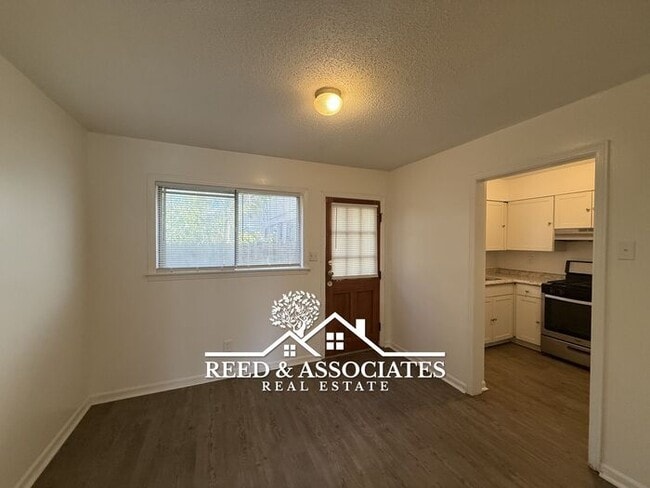 Building Photo - 2-Story Duplex Located Near UofM!