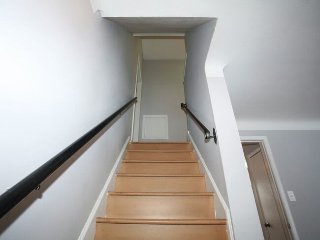 Building Photo - 4 Bedroom - 1.5 Bath Colonial available fo...