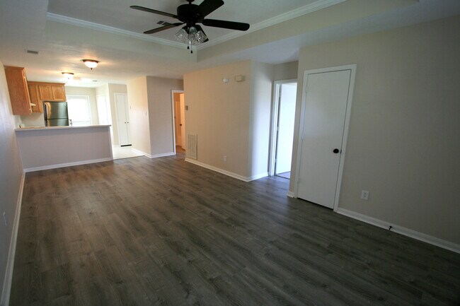 Building Photo - 901 Camellia Ct