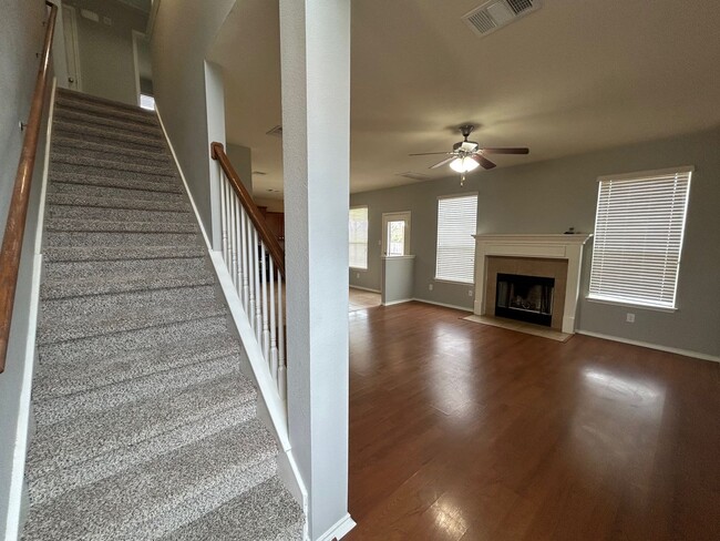 Building Photo - Spacious Midway ISD Home