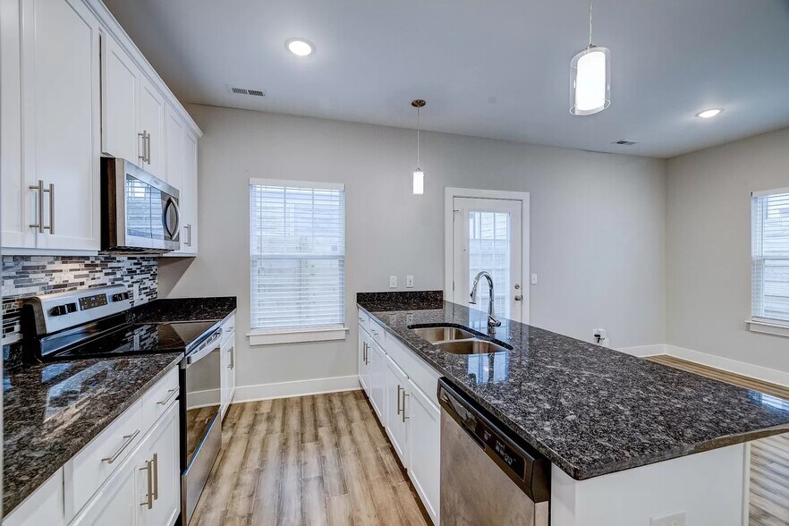 Building Photo - 2129 Bayport Ave