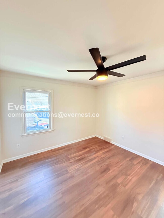 Building Photo - 3 Bed/1 Bath Home with Fenced Yard / Pet-Friendly / Vouchers Accepted / Available Now!