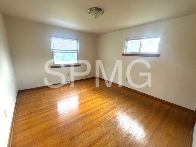 Building Photo - 3726 Rolling Hill Ave NW