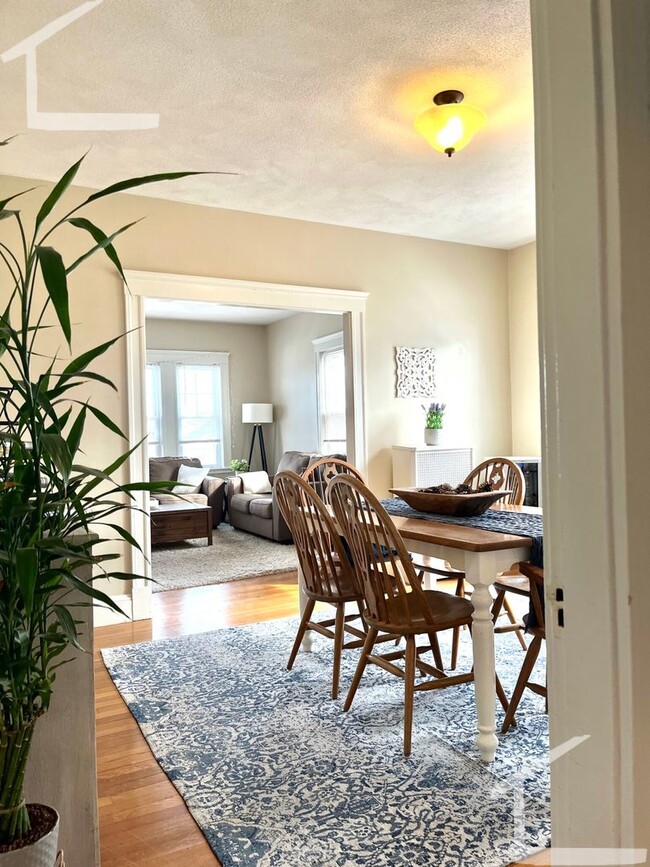 Building Photo - HUGE 3 bed duplex in the heart of Oak Square!