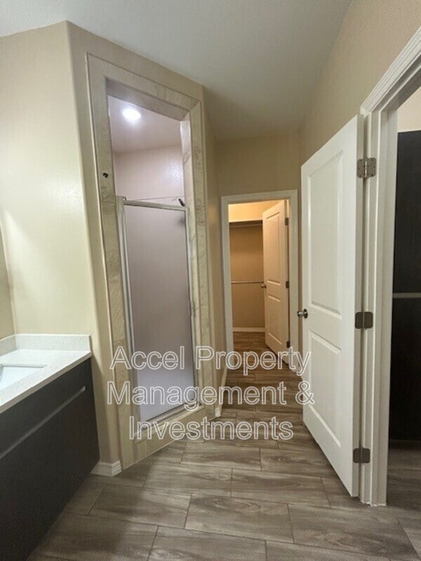 Building Photo - 1008 W La Pointe Ave