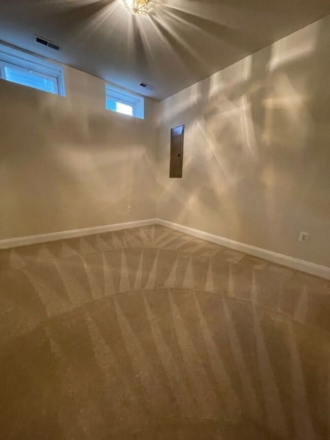 Building Photo - SPACIOUS TH IN CLARKSBURG
