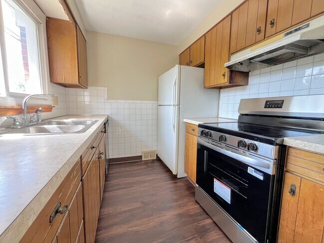 Building Photo - 44 Oakridge Dr