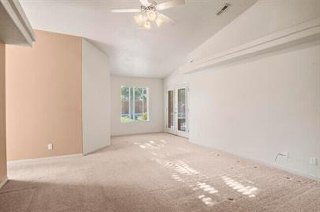 Building Photo - Bloomington Beauty!  6 month lease