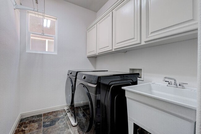 Building Photo - 9931 Rockside Ave