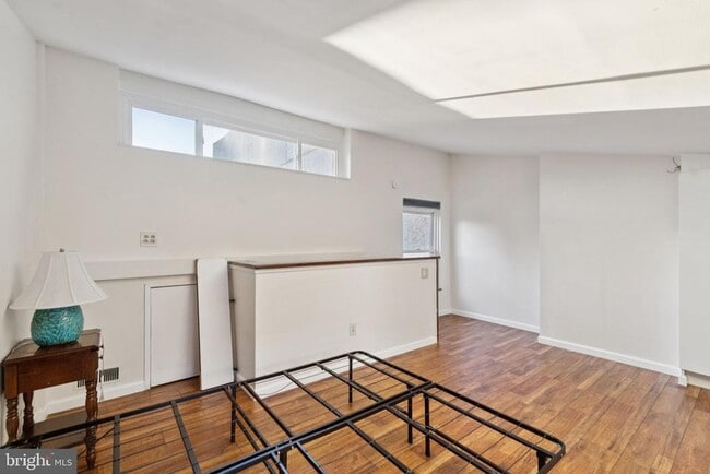 Building Photo - 760 S Sheridan St