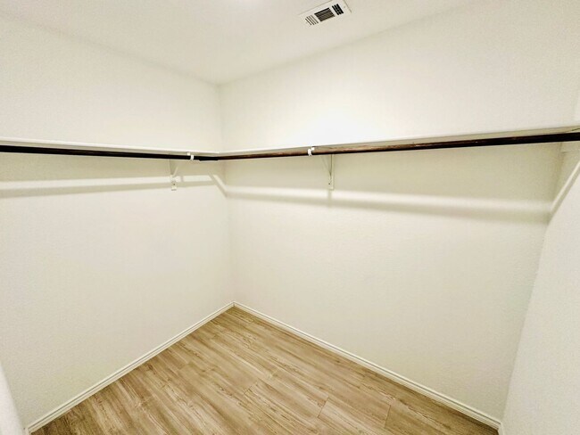 Building Photo - Charming 3-Bedroom, 2.5-Bath Home in the d...