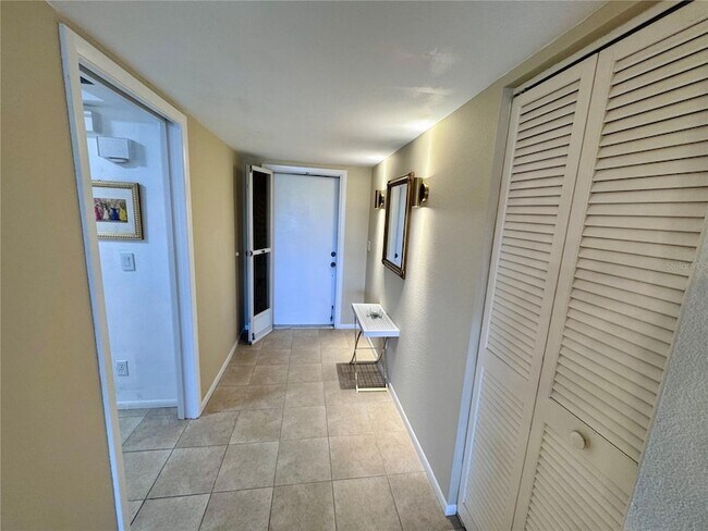 Building Photo - 6999 W Country Club Dr N