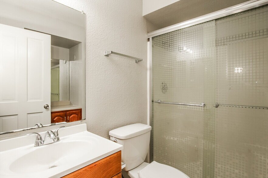 Building Photo - 5523 W Villa Maria Dr