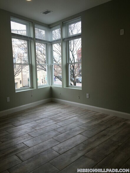 Building Photo - 10 Roxbury St