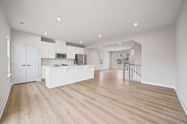 Building Photo - Like new 3-bed, 2.5 bath townhome in Cramerton Mills Parkway!