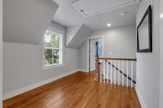 Building Photo - Great price for a huge house! CHARMING Sylvan Heights home 4 Bed 4 Bath. Beautiful private backya...