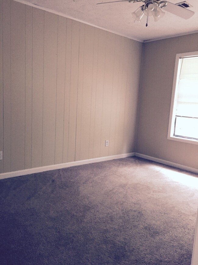 Building Photo - Duplex on East University Drive!