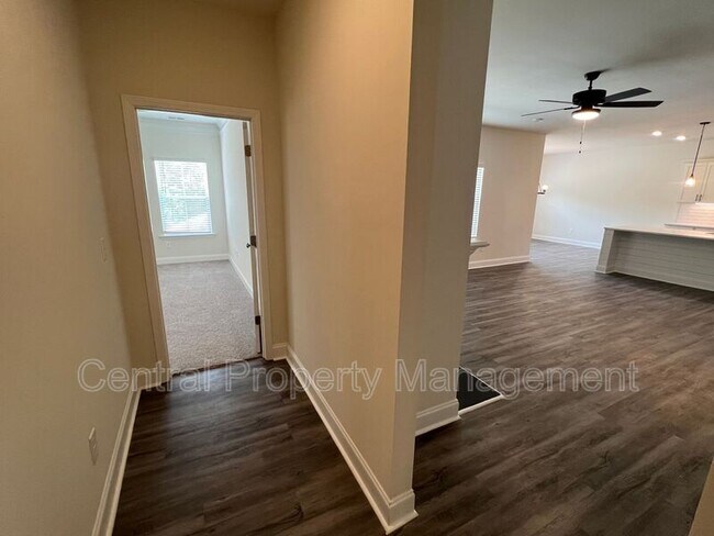 Building Photo - 102 Lariat Ct