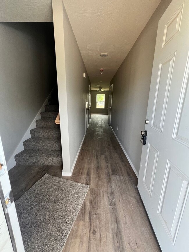 Building Photo - 690 E Garfield St