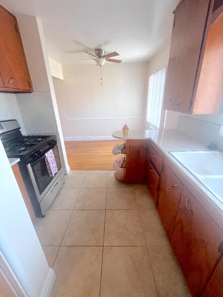 Building Photo - 515 W G St