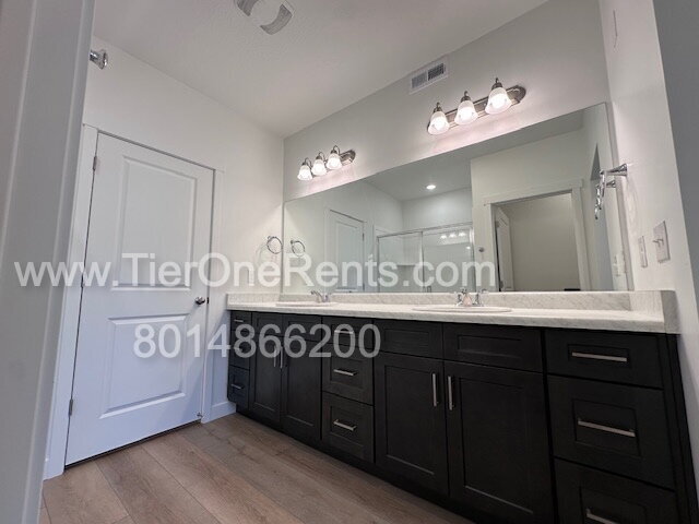Building Photo - Move-in special:  First month's rent free!