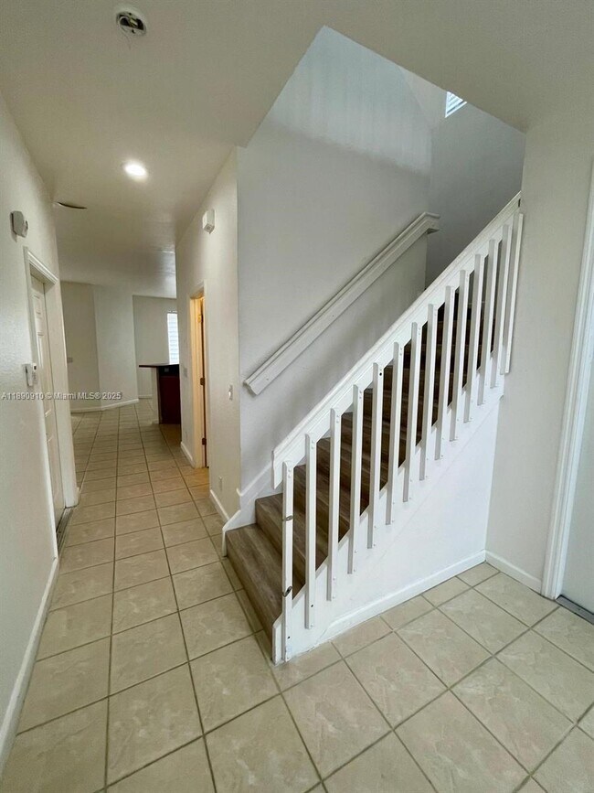Building Photo - 5347 SW 40th Ave