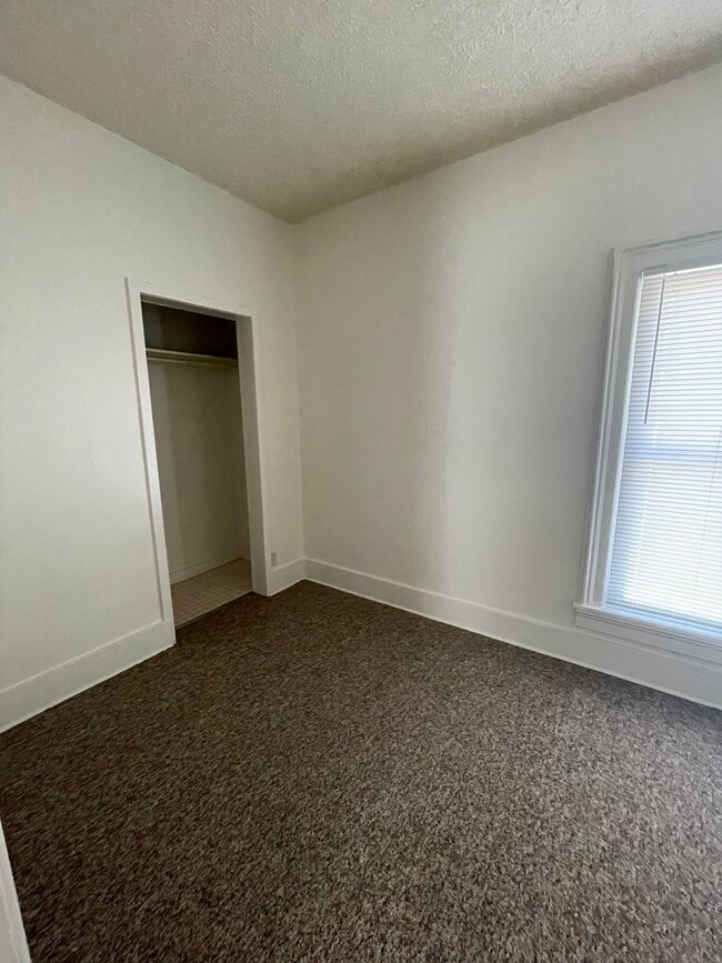 Building Photo - 1-BR Home in Elkhart Across from Weston Park