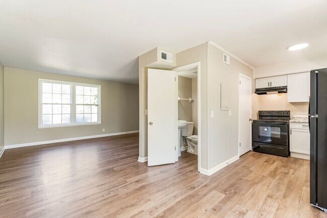 Building Photo - Charming 3-Bedroom 1.5 Bath Oasis in Bellevue