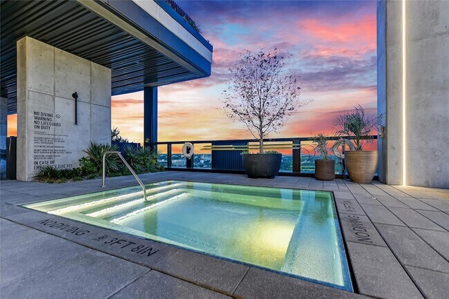 Building Photo - 610 Davis St