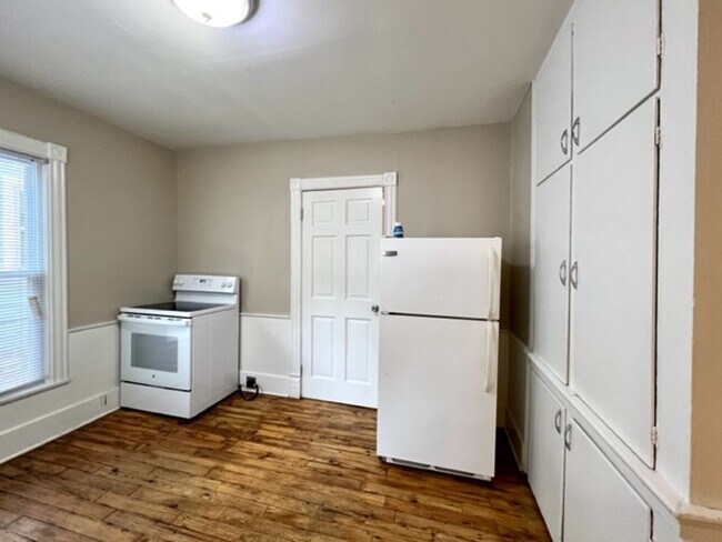 Building Photo - Centrally Located Pet Friendly Unit!