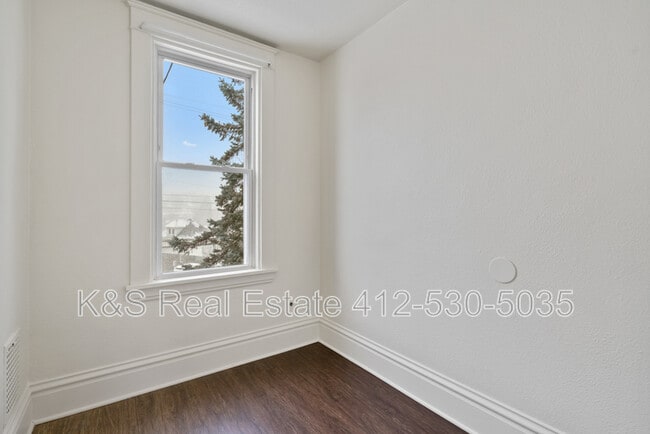 Building Photo - 439 Kingsboro St