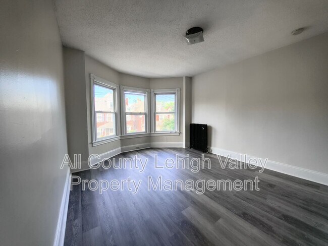 Building Photo - 634 Seitz St