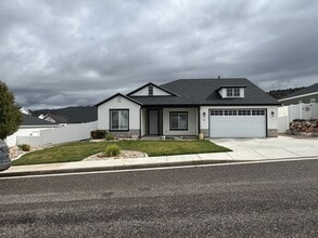 Building Photo - Ranch Rambler Home in Crescent Hills Subdi...