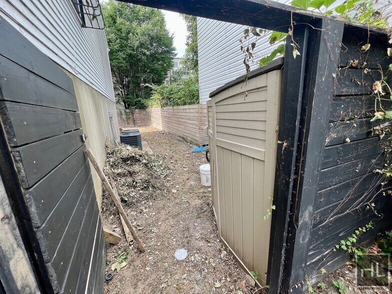 Building Photo - 2BR 1BA Townhouse Private Garden & In-Unit Laundry on Ocean Hill Bushwick Border