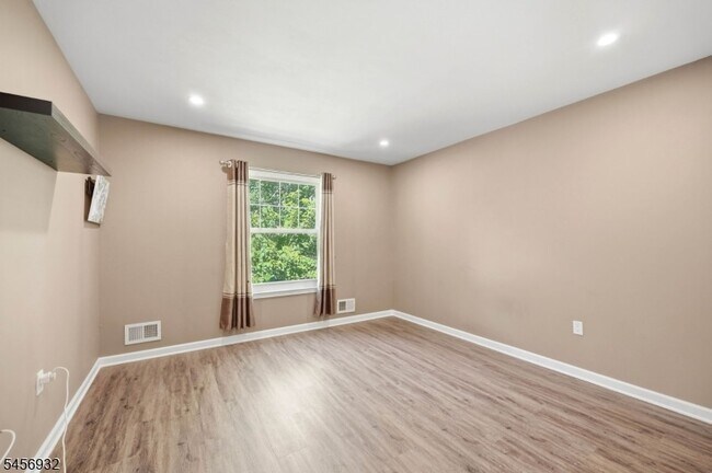 Building Photo - 81 Village Cir