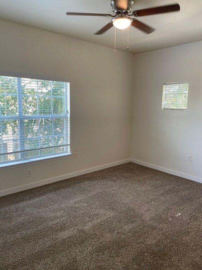 Building Photo - 1000 Diamond Dr