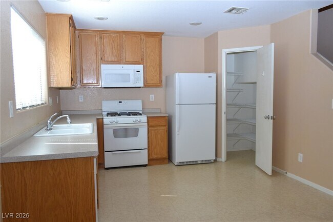 Building Photo - 520 Taunton St