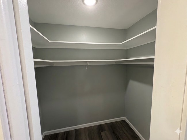 Building Photo - Newly Renovated 1 Bed Unit in Central MHK!