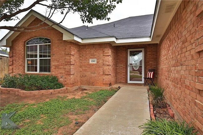 Building Photo - Cute 3-bedroom, 2-bath home