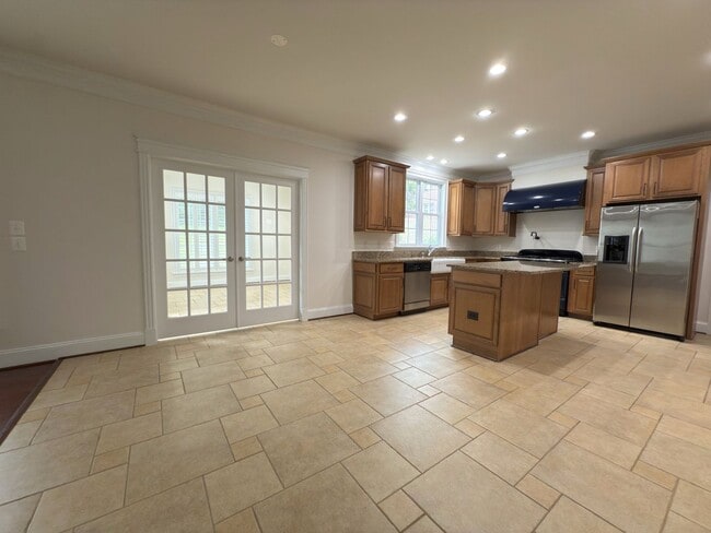 Building Photo - Spacious 4 Bed 5.5 Bath Home in Annandale,...