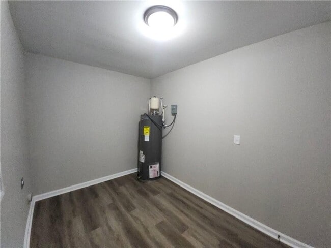 Building Photo - 2830 Knollview Dr