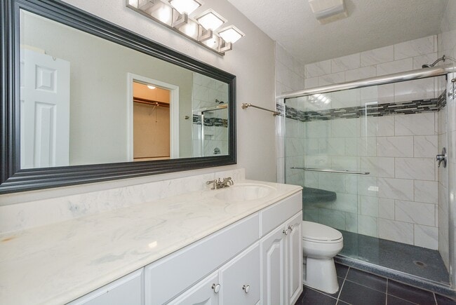 Building Photo - 13859 Hollowgreen Dr
